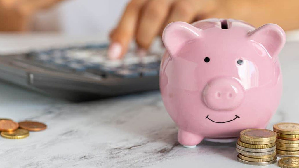 Propriétaire consultant sa facture de chauffage sur smartphone